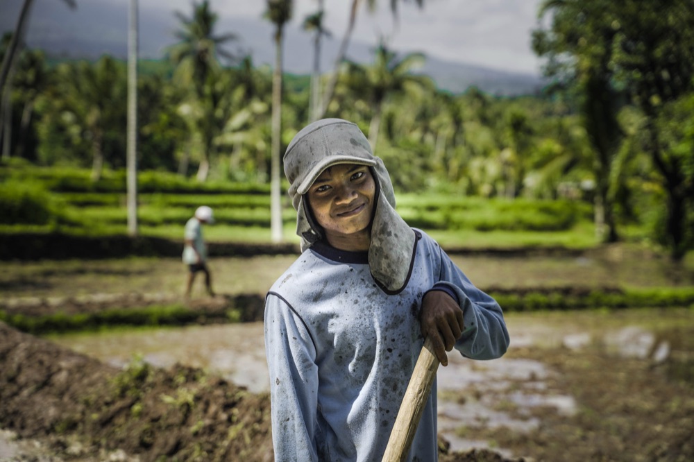 A farmer in the fields around Sambik Elen